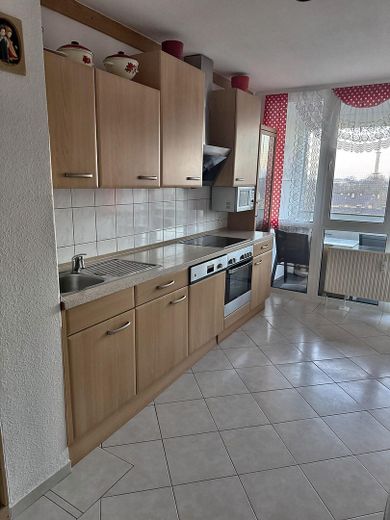 Yeni yenilenmiş 3 odalı kat mülkiyetli daire, 75 m², 7. kat, balkonlu, tamamen mobilyalı, 145.950 € – Einbauküche