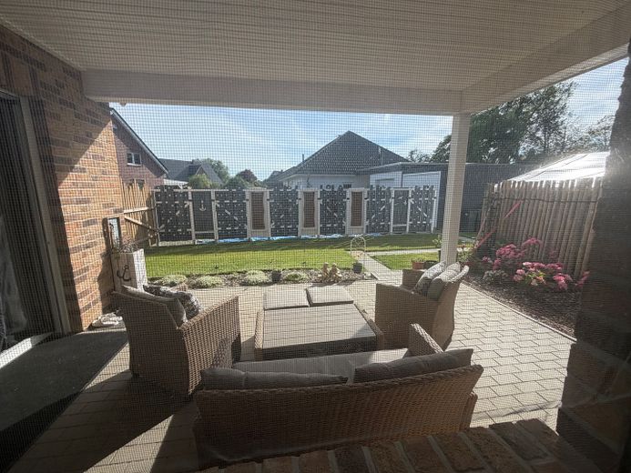 Barrierefreier neuer Bungalow in Nordsee-Nähe mit Luft-Wasser-Wärmepumpe EEK: A + Pool – Blick von der Terrasse