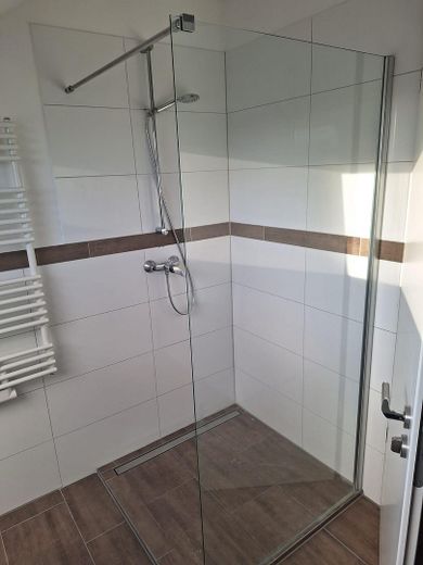 Doğrudan mal sahibinden! Ankastre mutfak ve tam banyolu, yüksek kaliteli 3 odalı yeni yapı dairesi – Dusche