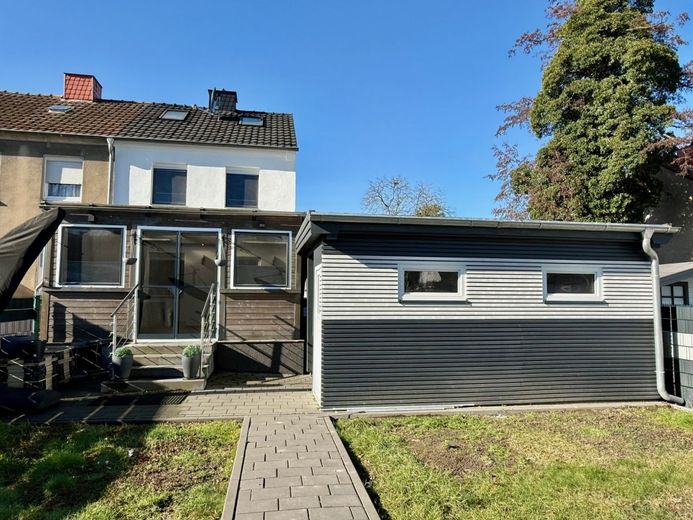Bönen: Kernsaniertes Zechen-Eckhaus mit großem Garten und riesigem Carport! – Rückansicht