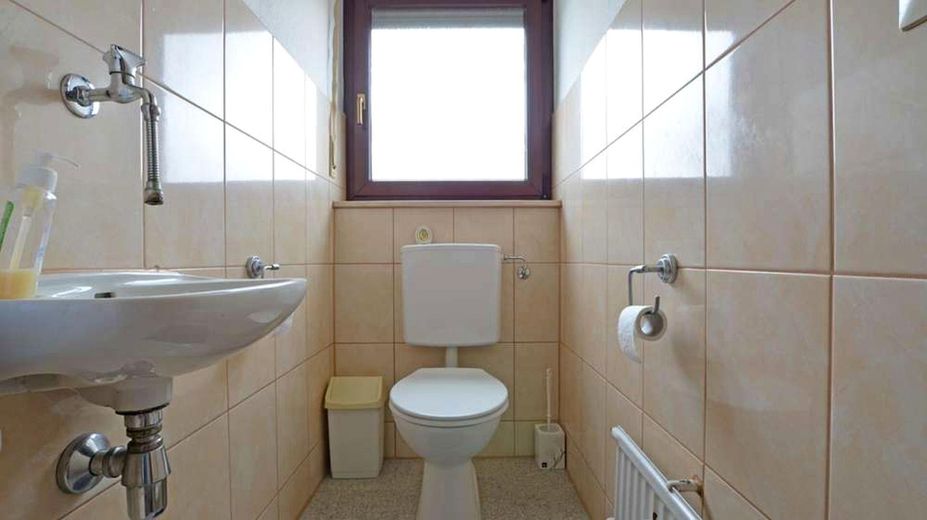 125 m² w Leo.-Warmbronn: 4,5 pokoju, balkon od południa, garaż i miejsce parkingowe – bez prowizji – Gäste-WC mit Fenster