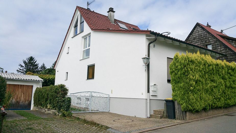 Traumhaus mit Pool & Sauna – Ihr Familienidyll in Stuttgart-Steinhaldenfeld – Hausansicht