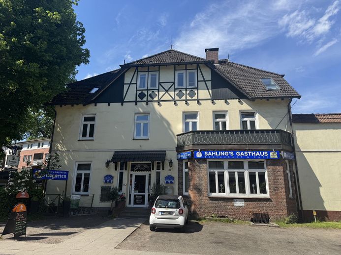 Schöne vier Zimmer Altbauwohnung – Hausansicht
