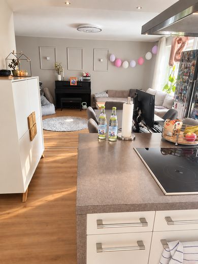 Ehrlich und provisionsfrei:  große 3-4 Zimmer Wohnung mit großzügigem Balkon & Stellplatz – Wohnküche_1