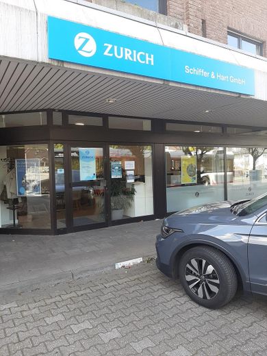 Außenansicht mit Parkplatz