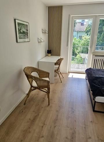 großes Schlafzimmer mit Tisch