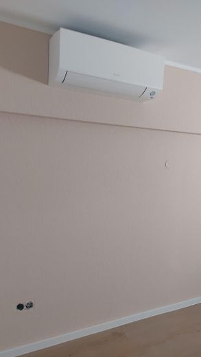 Frisch sanierte Dachgeschosswohnung mit Garage, PV-Strom & Klimaanlage – max. 6 Monate – Klima Schlafzimmer