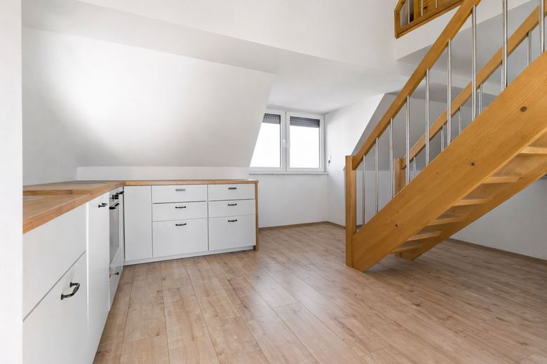 Tolle Familienwohnung mit Dachterrasse und Galerie in der Anhalt-Siedlung – Wohnzimmer-Küchenbereich