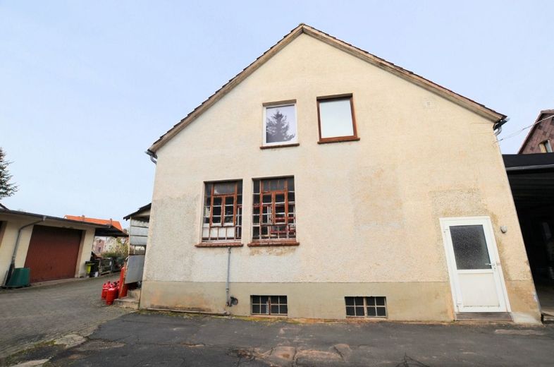 ** PREISREDUZIERUNG ** Wohn- und Geschäftshaus mit Gaststätte, Wohnung und Garagen in zentraler Lage – Wohn- und Geschäftshaus - Dassel - Heise Immobilien