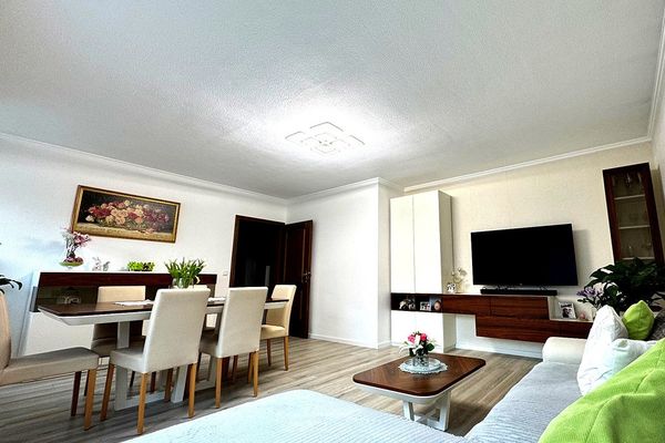 Appartamento luminoso di 3 locali con grande balcone, ascensore e posto auto a Heidelberg-Rohrbach