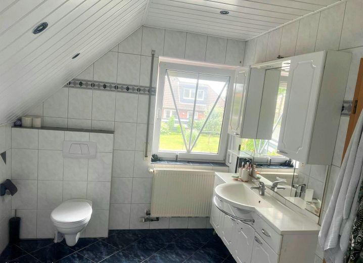 Freistehendes Einfamilienhaus mit Südgarten, großzügiger Garage & ausgebautem Dachgeschoss – Badezimmer
