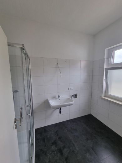 Bad mit Dusche und Fenster