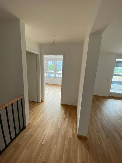 Lichtdurchflutete Neubau 3,5-Zimmer Maisonettewohnung: Loft-Charakter in zentraler Lage – Blick 1. OG