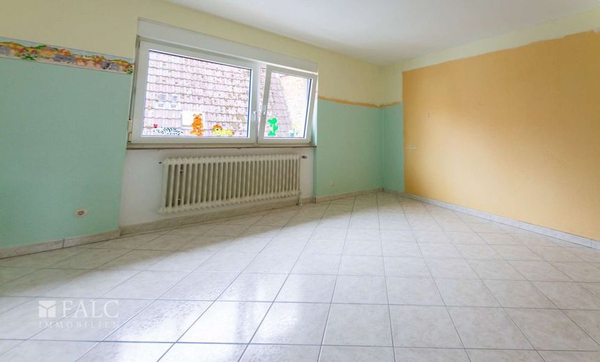 Vielseitiges Anwesen mit Vorder- und Hinterhaus, Halle, Scheune und Entwicklungspotenzial – Zimmer
