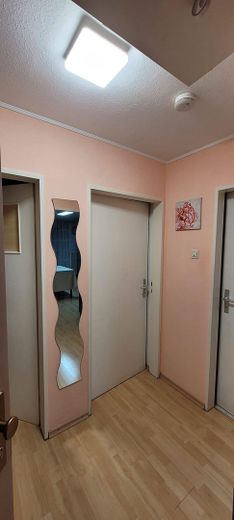 2-комнатная квартира с жилой кухней и балконом в центре Людвигсхафена – Flur