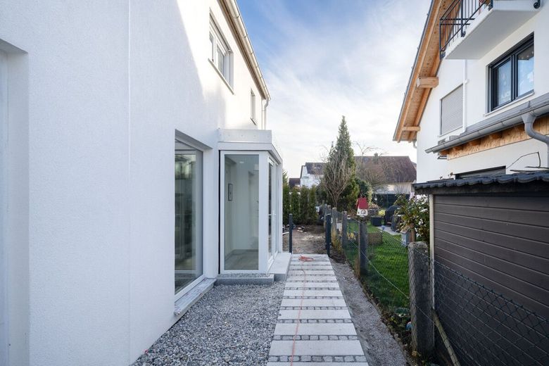 Neubau in massiver Bauweise- DHH mit Dachterrasse in ruhiger Lage – Zugang