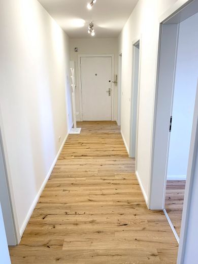 Wohnen auf Zeit: Kernsanierte 2,5-Zimmer-Wohnung mit Südwest-Balkon in Rahlstedt – Flur
