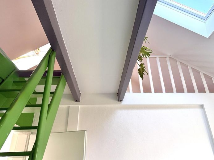 Zmodernizowany dom bliźniaczy przy obszarze chronionego krajobrazu / bez prowizji – Treppe Dachboden