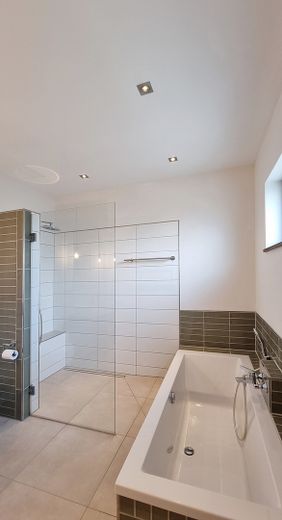 Badewanne und Dusche