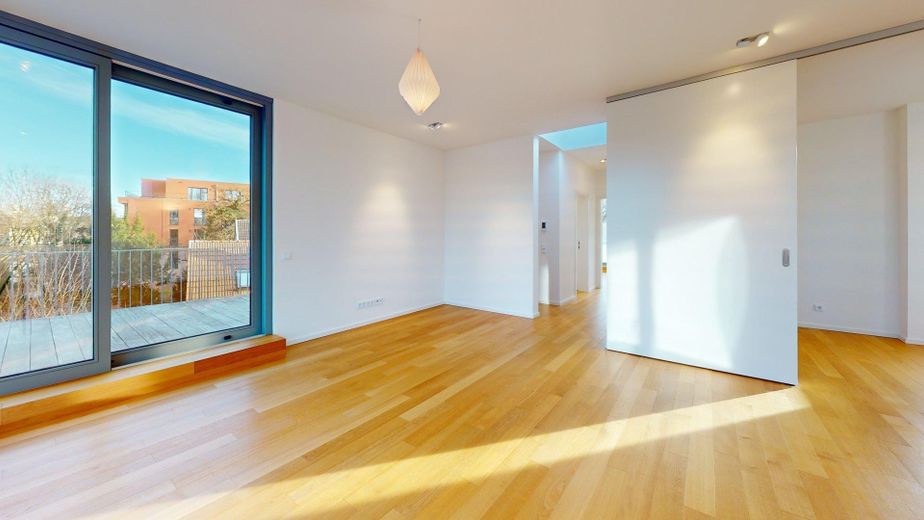 Vistas despejadas de 180° al Spree y vistas a zonas verdes - ático tipo maisonette en casa de tres viviendas – DG - Wohnzimmer Blick KÜ