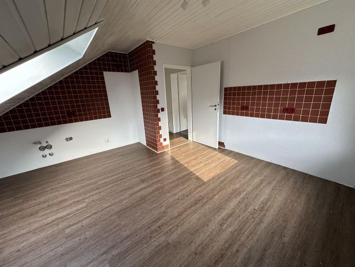 Renovierte Erdgeschoss- und Dachgeschosswohnung mit toller Aussicht zu vermieten – Wohnung Dachgeschoss