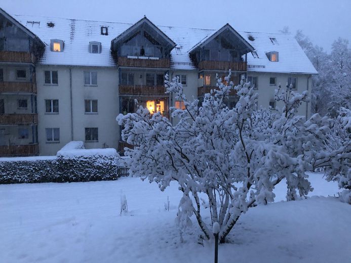 Hochparterre mit ca. 85 m² plus Gartenanteil – barrierearm wohnen zwischen Isar und Alpen – Garten im Winter