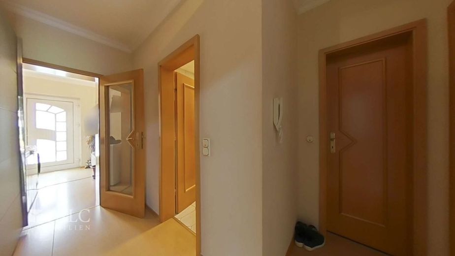 Vielseitiges Drei-Parteien-Haus mit großzügigen Freiflächen – EG links Flur