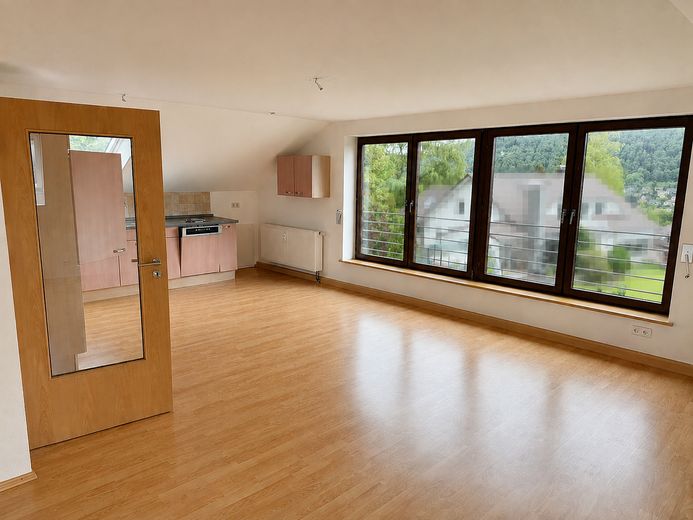 Großzügige 3-Zimmer Dachgeschoss Wohnung mit eigenem Gartenanteil in traumhafter Waldrandlage – Foto 1