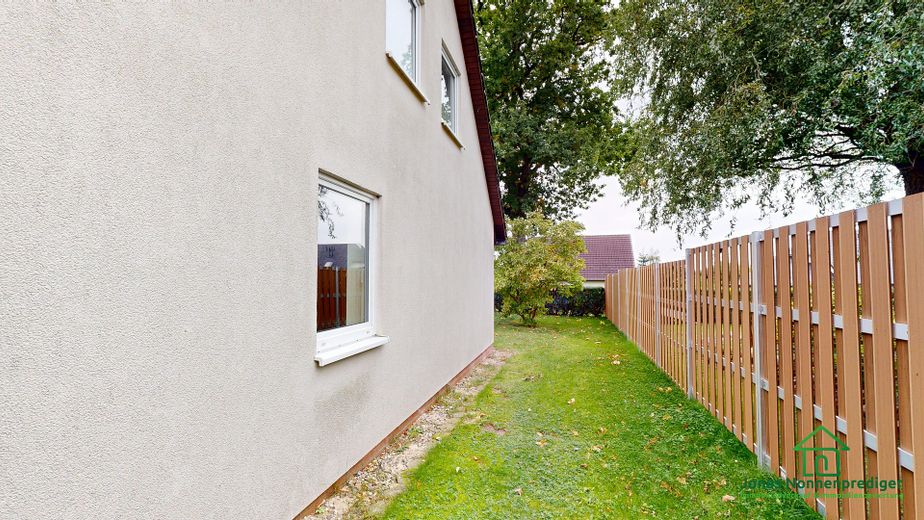 منزل مستقل مع شقة ملحقة وحديقة شتوية - دون عمولة على المشتري – Seitenansicht mit Garten
