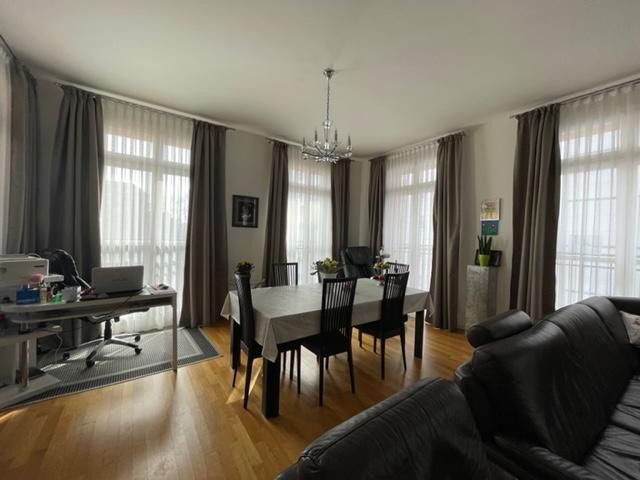 Exklusieve 3 Zimmer Wohnung mit Loggia, Stellplatz, Fußbodenheizung, Gäste WC, Klimaanlage – Essecke im Wohnzimmer