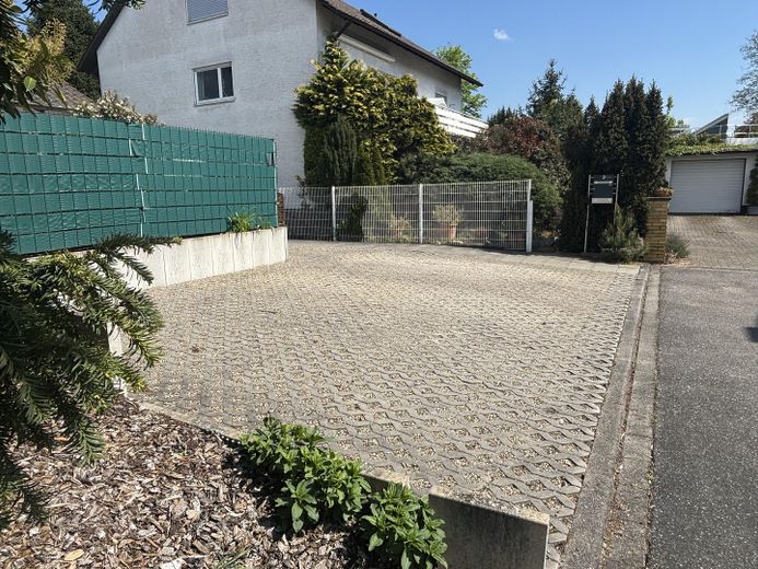 Traumhaftes Zweifamilienhaus mit Garten, Waldblick, Pool, Sauna & Mieteinnahmen – 3 Stellplätze vor dem Haus