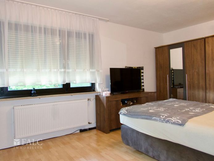 Einfach Mehr: RMH, Garten, Garage. Zu Fuß zur AUDI AG-A1 und SMP. Top-Lage-Ausstattung-Zustand. – Schlafzimmer 1 von 5