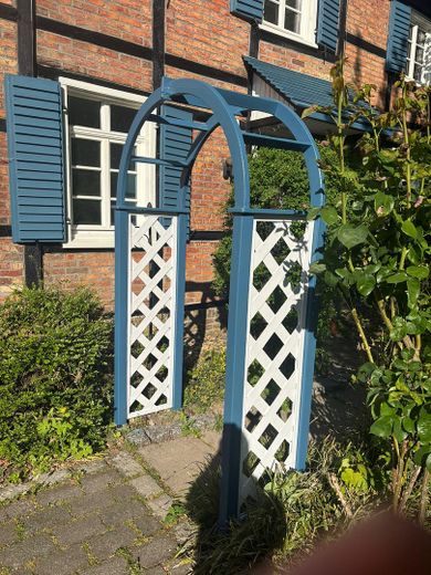 Historisches Juwel im Grünen     ---           Frisch renoviertes Fachwerk-Idyll in Hamm-Sandbochum – Rosenbogen