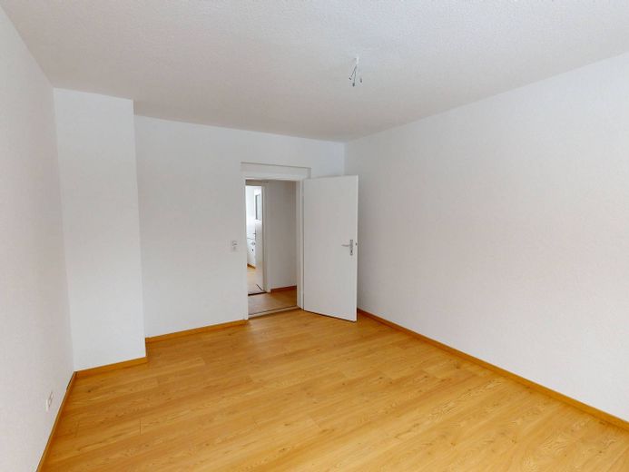 Plenty of Space and Natural Light: Large 3-Room Apartment with Bathtub – Ansicht II: Schlafzimmer I