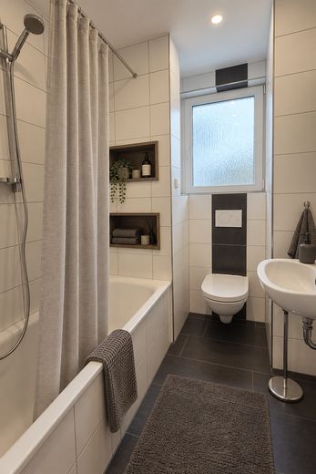 Frisch sanierte, vollmöblierte 3er-WG - Erstbezug – Badezimmer