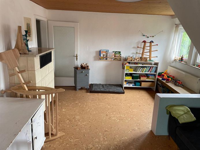5 1/2 Zimmer Wohnung in ruhig gelegenem Zweifamilienwohnhaus mit sonnigem Garten – Wohnzimmer