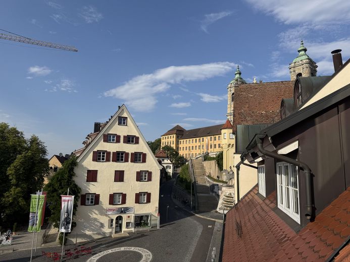 Esclusiva maisonette di 2,5 locali con ascensore, cucina nuova e vista panoramica – in posizione centrale a Weingarten – Ausblick DG