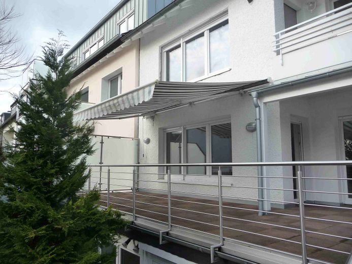 Uso proprio/investimento: edificio plurifamiliare completamente ristrutturato a regola d’arte, con 3 unità abitative di pregio su 4 piani – Terrasse Erdgeschoss