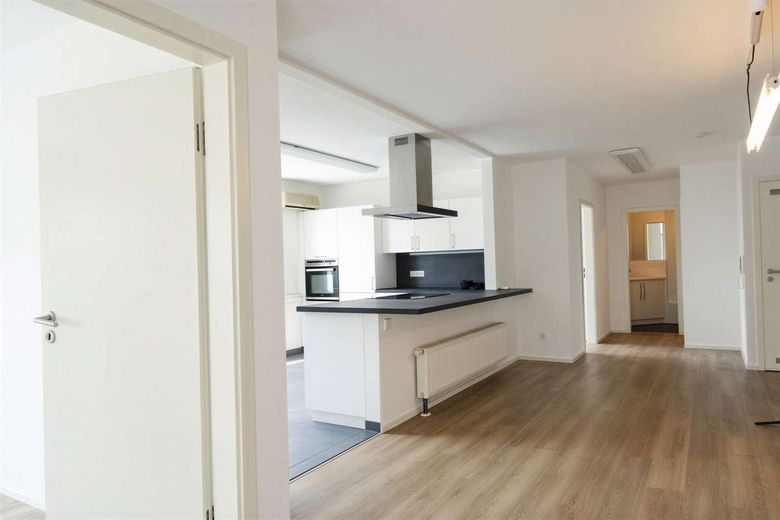 Klimaanlage + Komfort auf 149 m² im 1. OG , 5 Zimmer, Doppelcarport, HG nur 430,- – Küche + Diele
