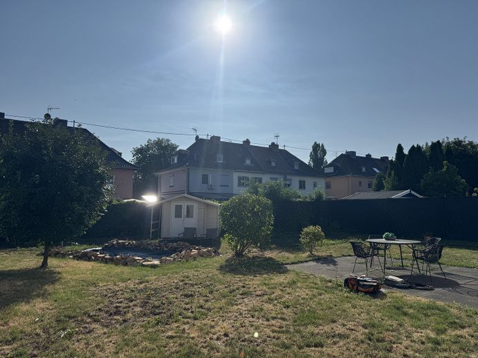 Modernisierte Doppelhaushälfte mit großem Garten & Terrasse – sofort bezugsfrei – Gartenansicht