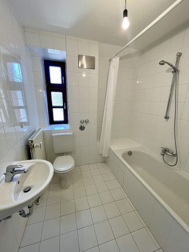 Bezugsfreie Dachgeschosswohnung im Altbau in attraktiver Lage – Badezimmer