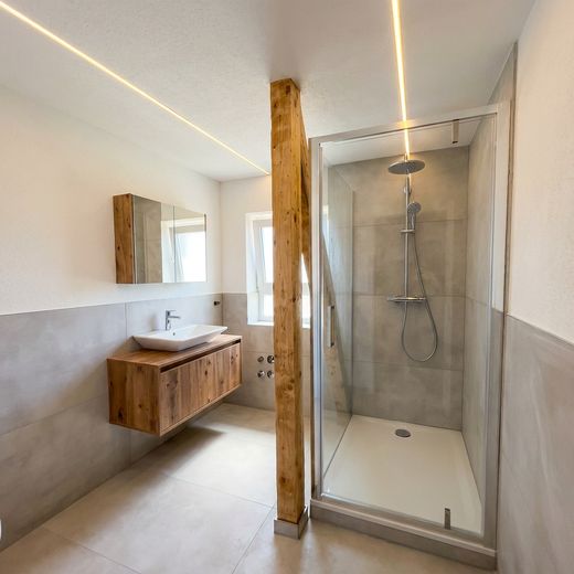 Stylishly renovated 2.5-room apartment on the upper floor – other apartments available | KfW-55-EE – Badezimmer