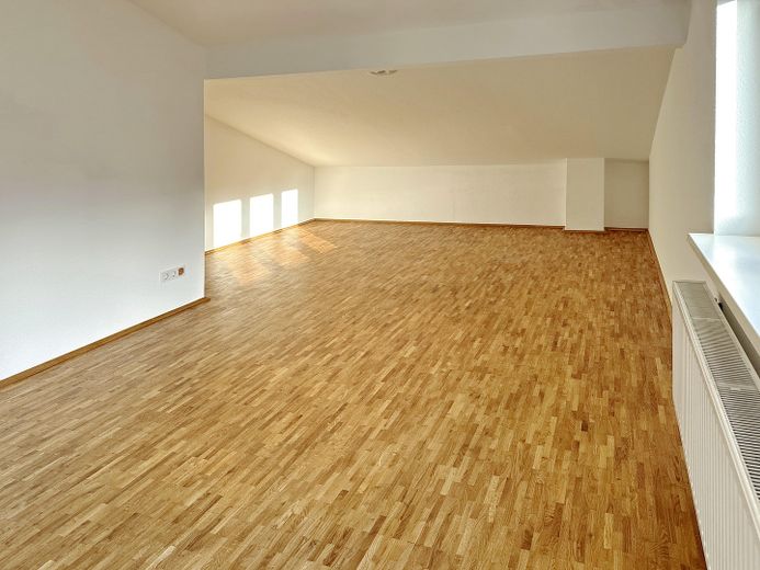 Modernes Wohnhaus mit separater Gewerbeeinheit in ruhiger Citylage – Zimmer