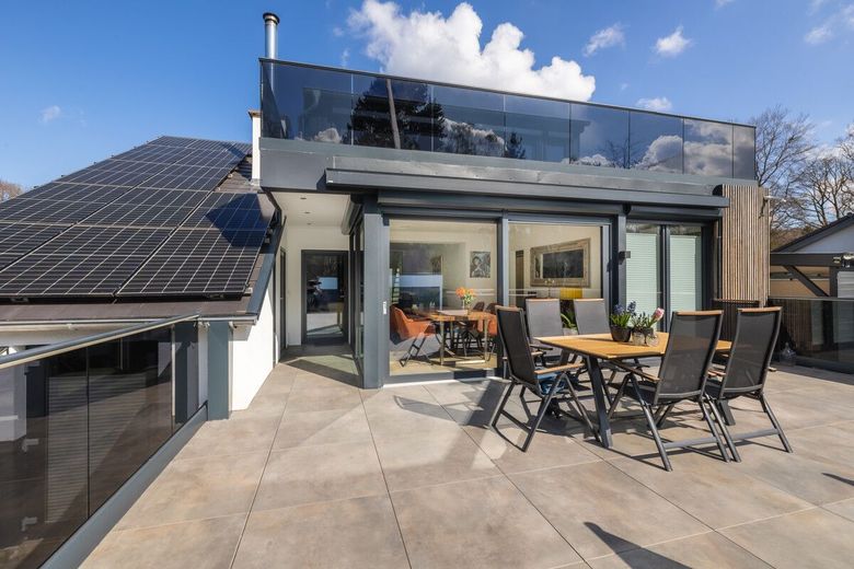 Urlaubsfeeling!!! TOP Modernes Familienhaus mit Garage, Pool und Badehaus in Breitscheid – Terrasse
