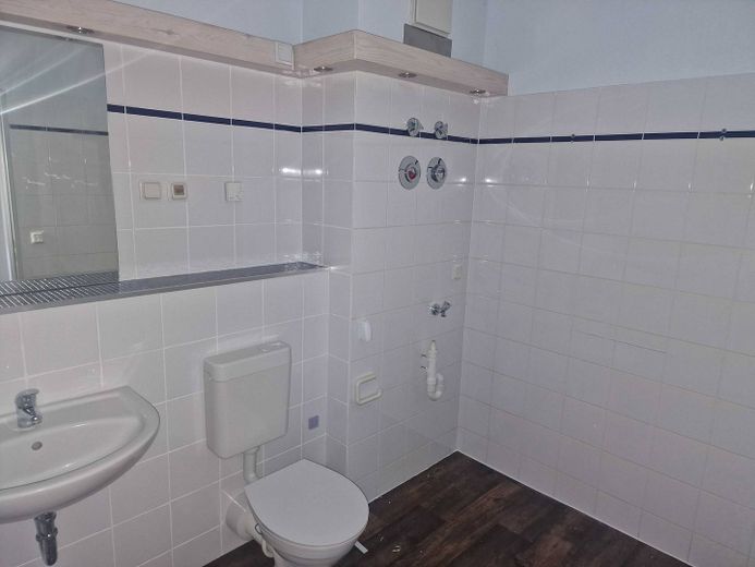 Велика 3-кімнатна мансардна квартира з БАЛКОНОМ і ванною кімнатою – Ansicht II: Bad