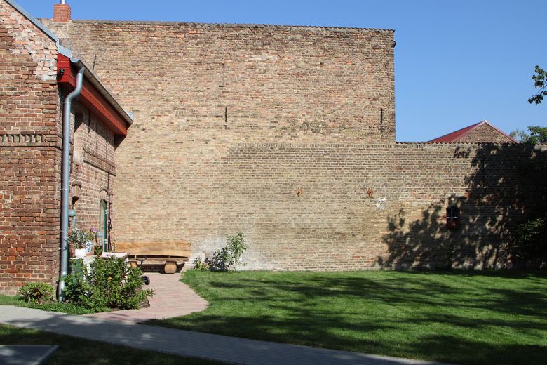 Provisionsfrei: Exklusives EFH mit Remise bei Potsdam & Berlin – Mauer zum Nachbarshof