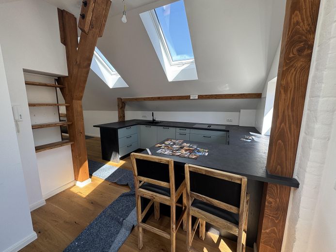 Einzigartiges Altstadt-Juwel in Weilheim mit eigenem Stadtgarten – kernsanierte 6-Zimmer-Maisonette – Küche mit Tresen