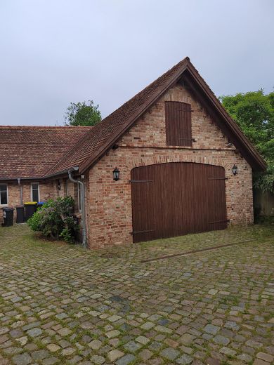 Kernsaniertes Bauerhaus unter Reet auf naturnahem Grundstück in Feldrandlage – Garage und Nebengebäude