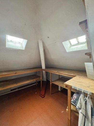 Provisionsfrei in Westend: Helle bezugsfreie 3-Zimmer Dachgeschosswohnung am Steubenplatz – Abstellraum