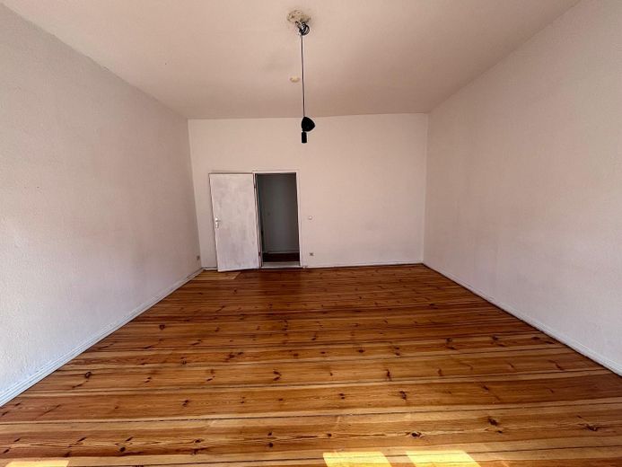 Provisyon yok. Neukölln'ün kalbinde ışıkla dolu ve geniş eski bina dairesi – Zimmer1
